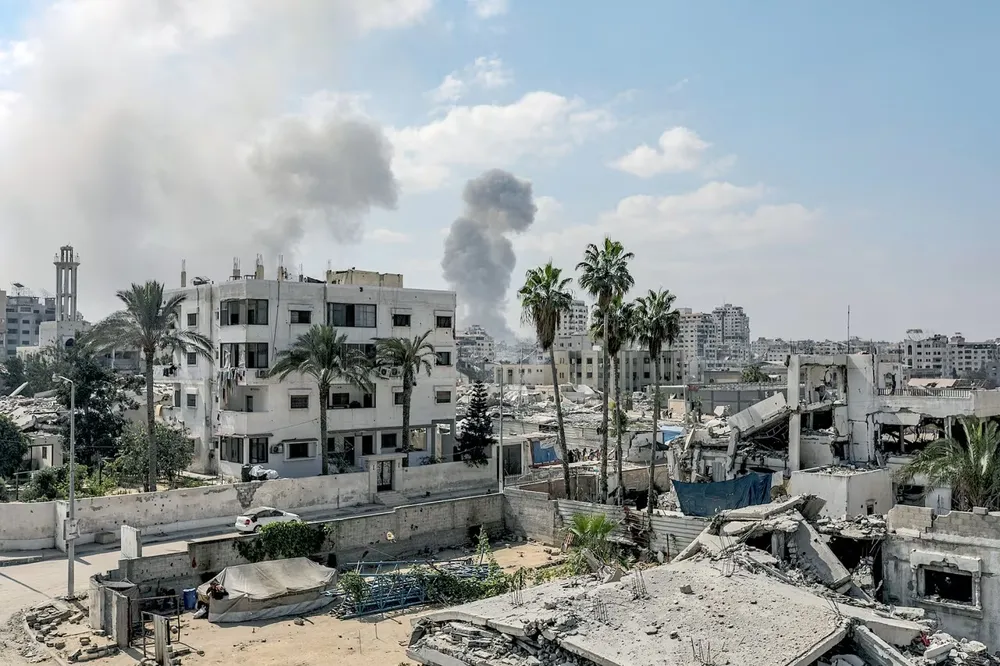 Khói bốc lên sau cuộc không kích của Israel vào TP Gaza ngày 16-9. Ảnh: Mohammed Saber/EPA/Shutterstock Israel bác cáo buộc của ủy ban điều tra LHQ về phạm tội diệt chủng ở Gaza
