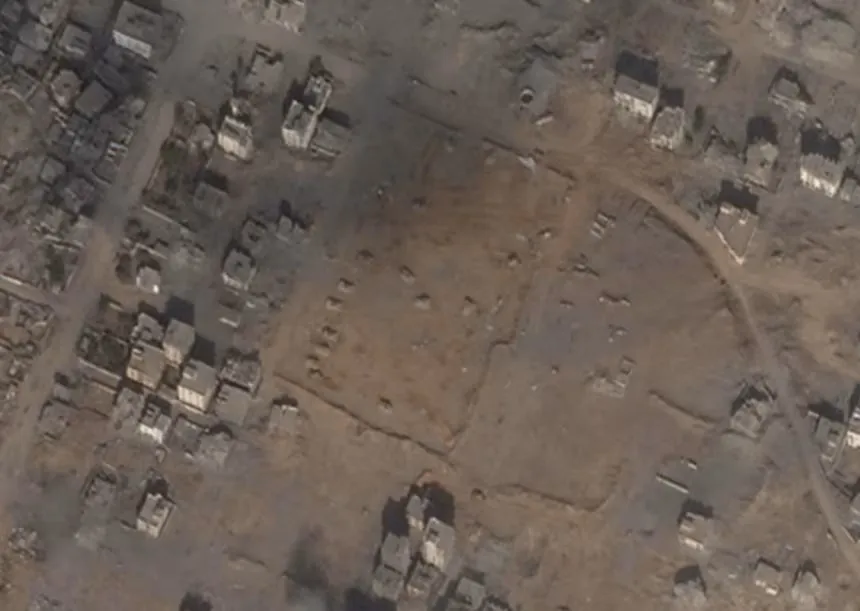 Ảnh vệ tinh ngày 16-9 cho thấy các xe bọc thép Israel ở cách khu trại tị nạn al-Shati ở miền bắc TP Gaza. Ảnh: CNN/PLANET LABS Xe bọc thép Israel tiếp cận, chuẩn bị tấn công TP Gaza.jpg