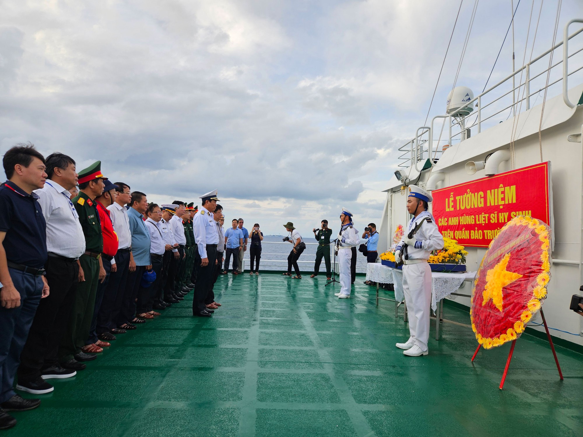 Kết nối Trường Sa với đất liền - Ảnh 1. Kết nối Trường Sa với đất liền - Ảnh 1.