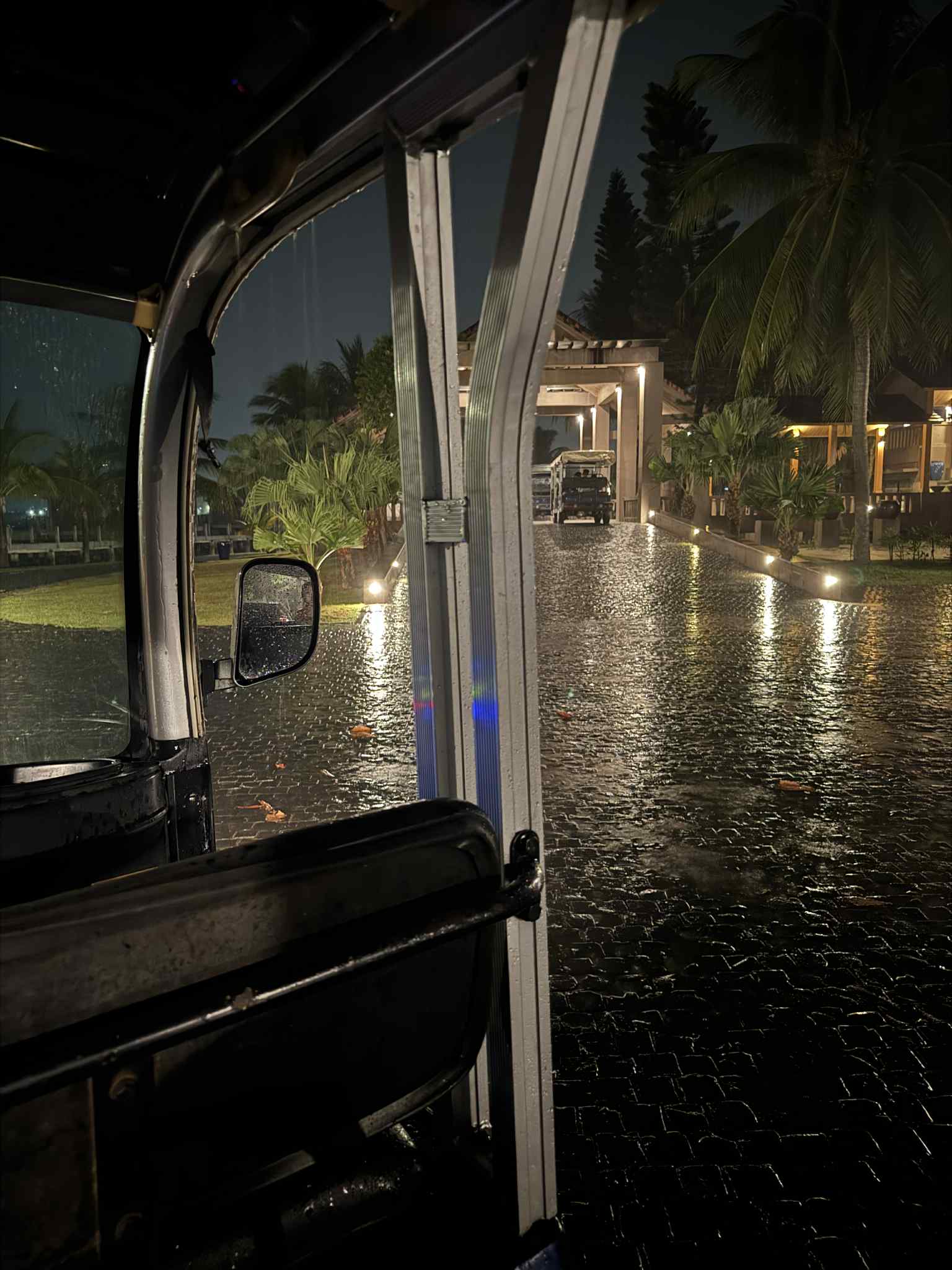 Khách Hà Nội đi Huế, ở bungalow trên mặt nước trong thời gian bão số 10 gây tranh cãi: Toàn bộ câu chuyện phía sau - Ảnh 1.