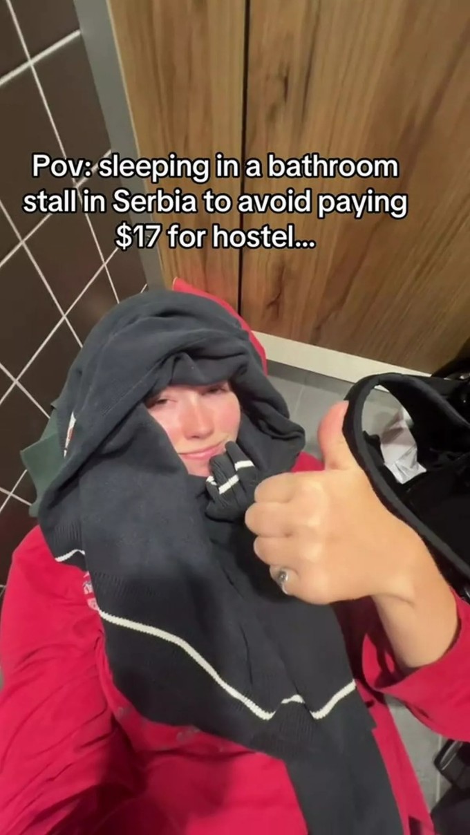 Ryley bên trong toilet. Ảnh: Mirror