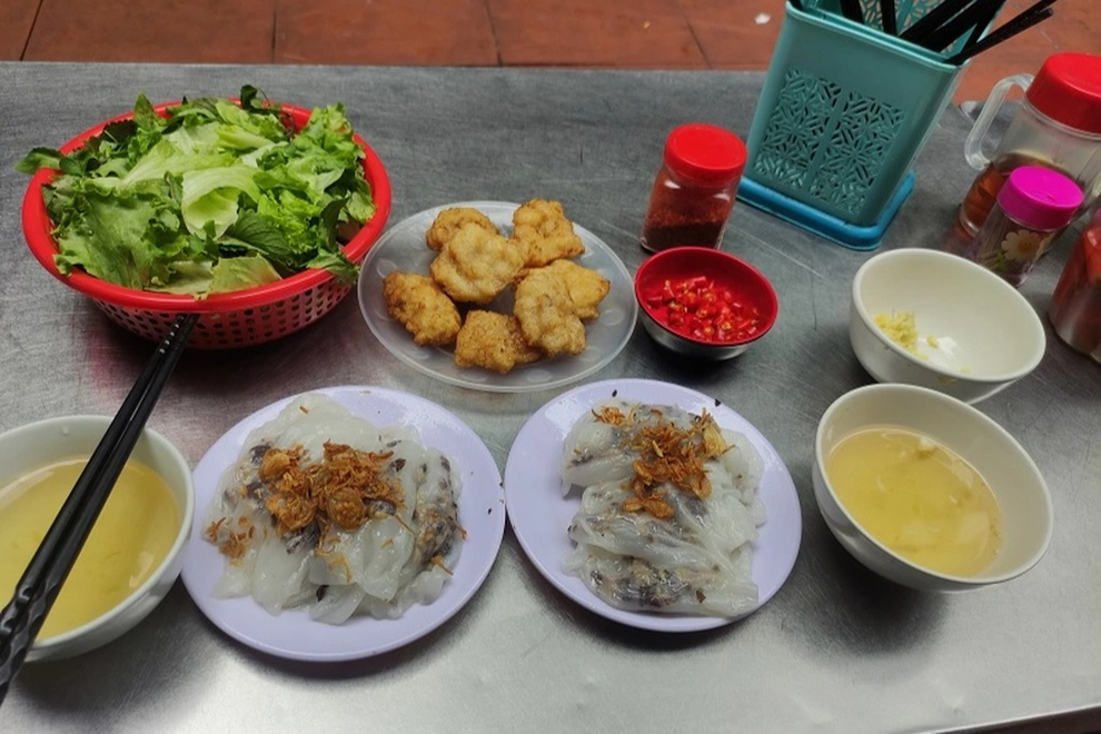 Khách tới Quảng Ninh du lịch được tặng một lon bia và một suất chả mực - 2