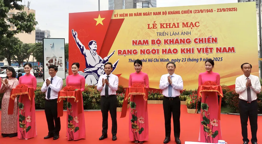Lãnh đạo TP.HCM cắt băng khai mạc triển lãm. Ảnh: BẢO PHƯƠNG nam-bo-khang-chien-8.jpg