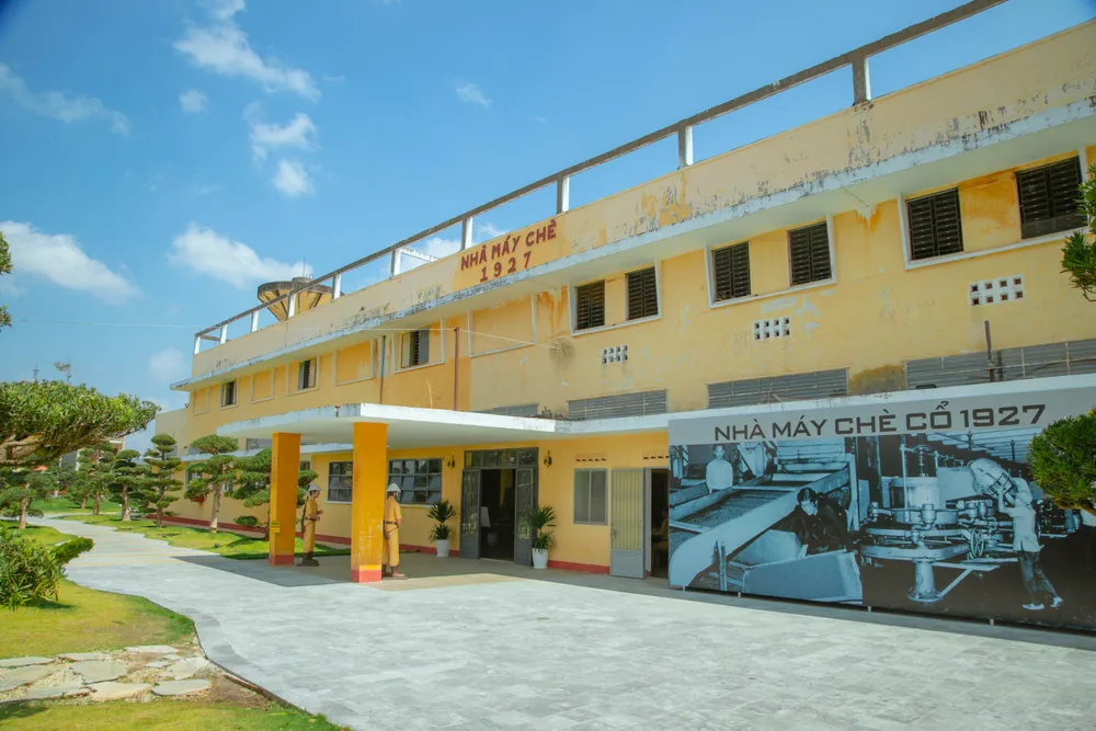 Nhà máy chè 1927 là một trong những điểm đến du lịch tại tỉnh Lâm Đồng giúp du khách hiểu rõ hơn về ngành trà Việt Nam. Nhà Máy Chè cổ 1927.jpg