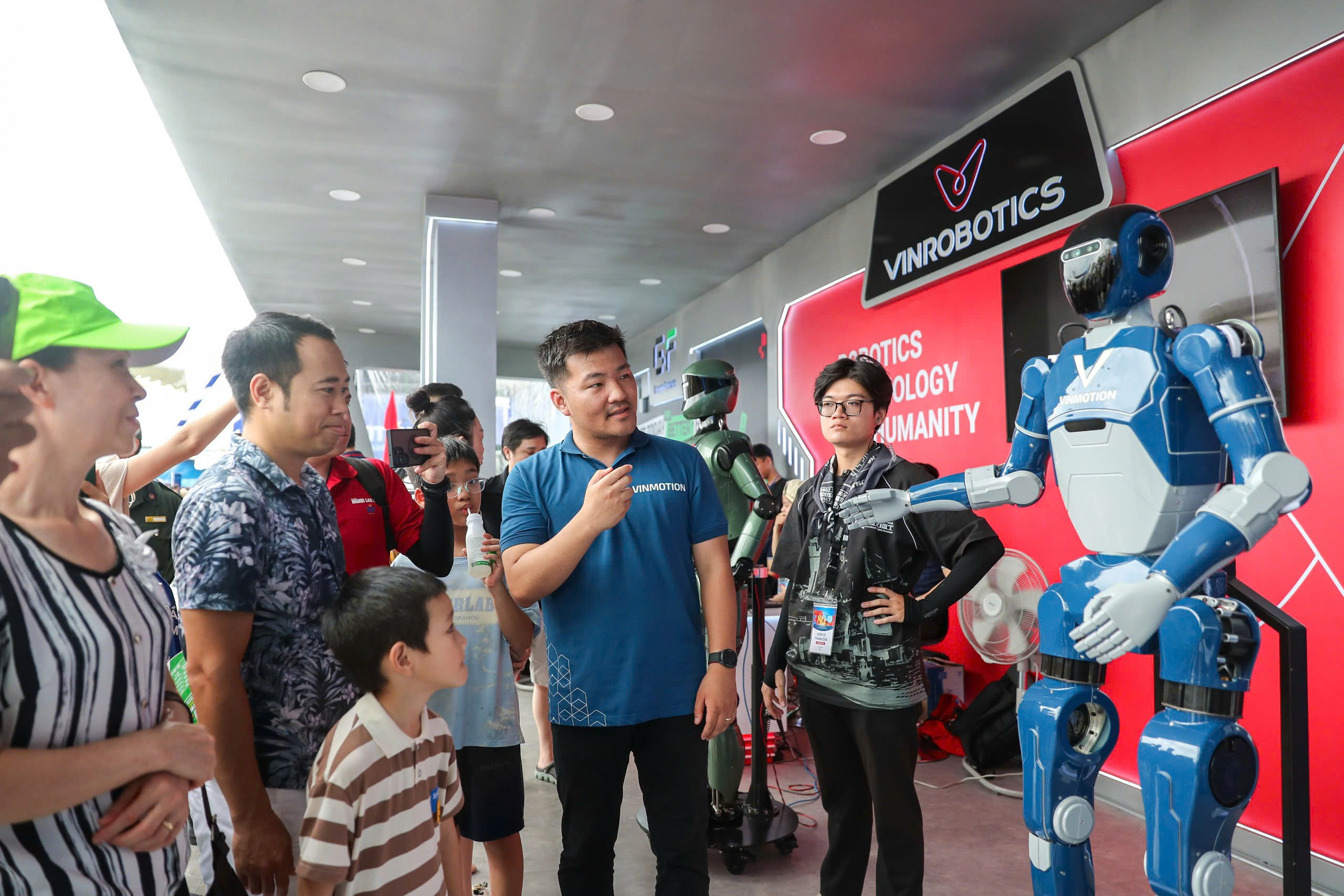 Khám phá robot hình người tại Triển lãm 80 năm thành tựu đất nước - Ảnh 1.