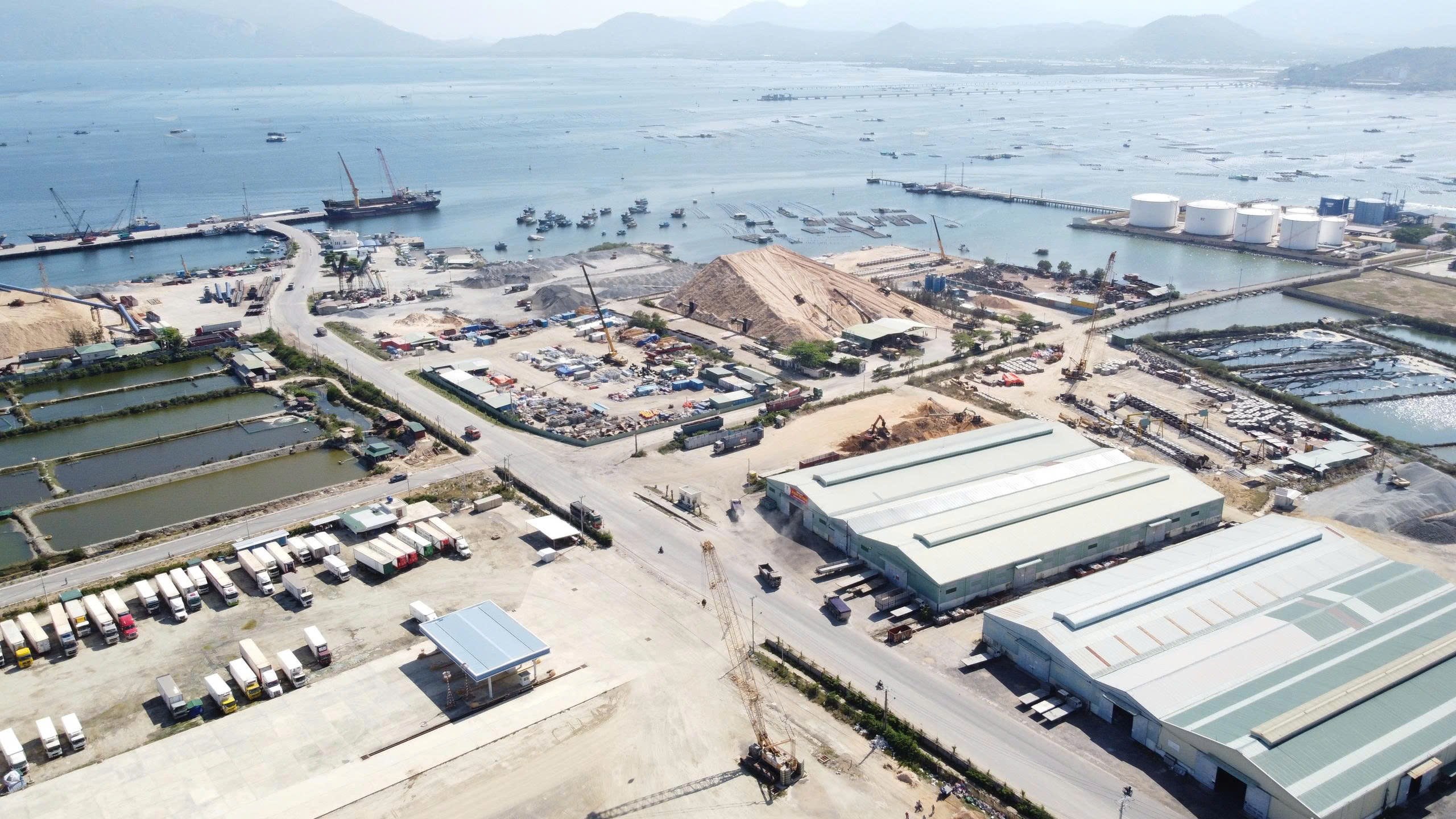 Khánh Hòa sẽ lấn biển xây kho xăng dầu phục vụ sân bay Cam Ranh- Ảnh 1. Khánh Hòa sẽ lấn biển xây kho xăng dầu phục vụ sân bay Cam Ranh- Ảnh 1.