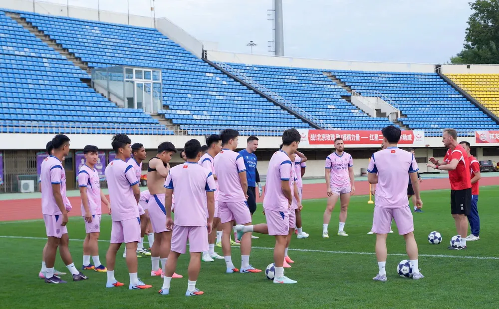 Thầy trò Polking miệt mài tập luyện ở Trung Quốc cho chuyến làm khách ở sân Công nhân. Ảnh: CCT. Công an Hà Nội
