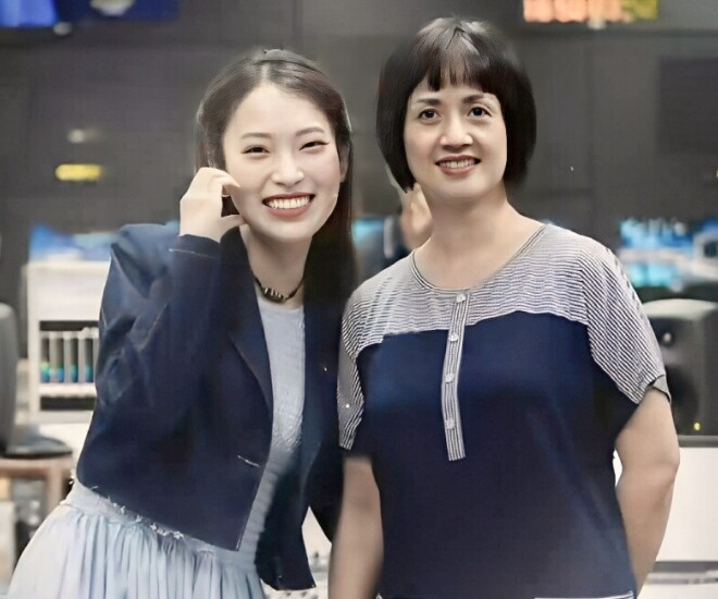 MC Khánh Vy chụp ảnh cùng MC Tùng Chi.