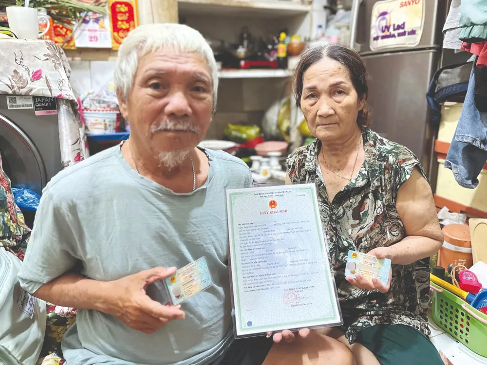 Ở tuổi xế chiều cầm trong tay thẻ căn cước, ông Sung vẫn mơ về một tương lai tươi sáng. Ảnh: THẢO HIỀN giấy khai sinh