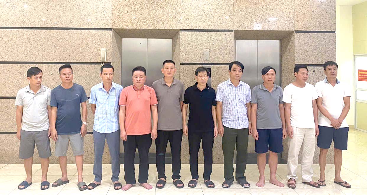 Khởi tố vụ án đưa hối lộ, môi giới và nhận hối lộ liên quan ‘Mạnh gỗ’, bắt 10 người 2 hối lộ - Ảnh 3.