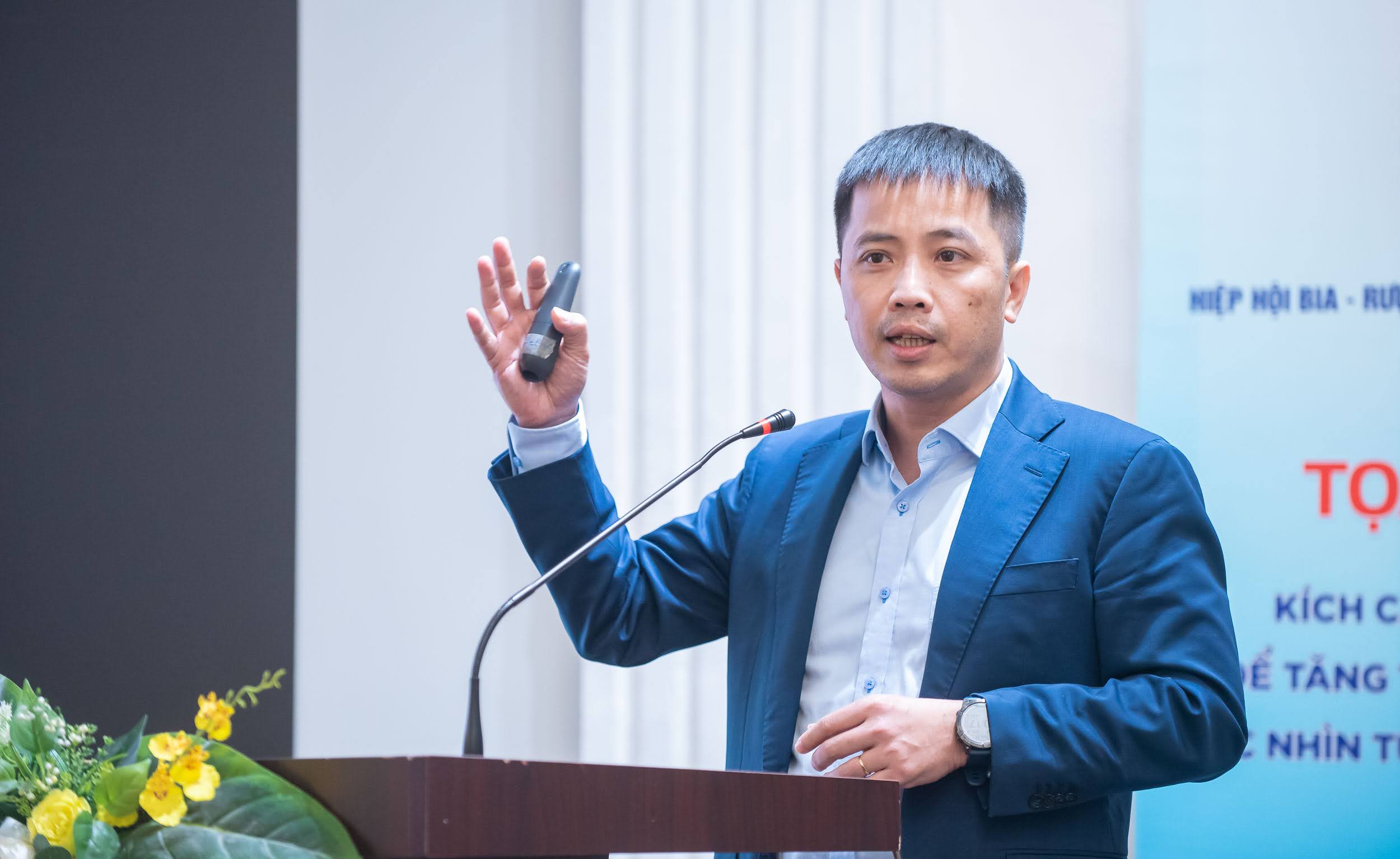 Kích cầu tiêu dùng, khai thác "mỏ vàng" kinh tế đêm để đạt mục tiêu tăng trưởng năm 2025 1 Kích cầu tiêu dùng để tăng trưởng năm 2025 - Ảnh 1.