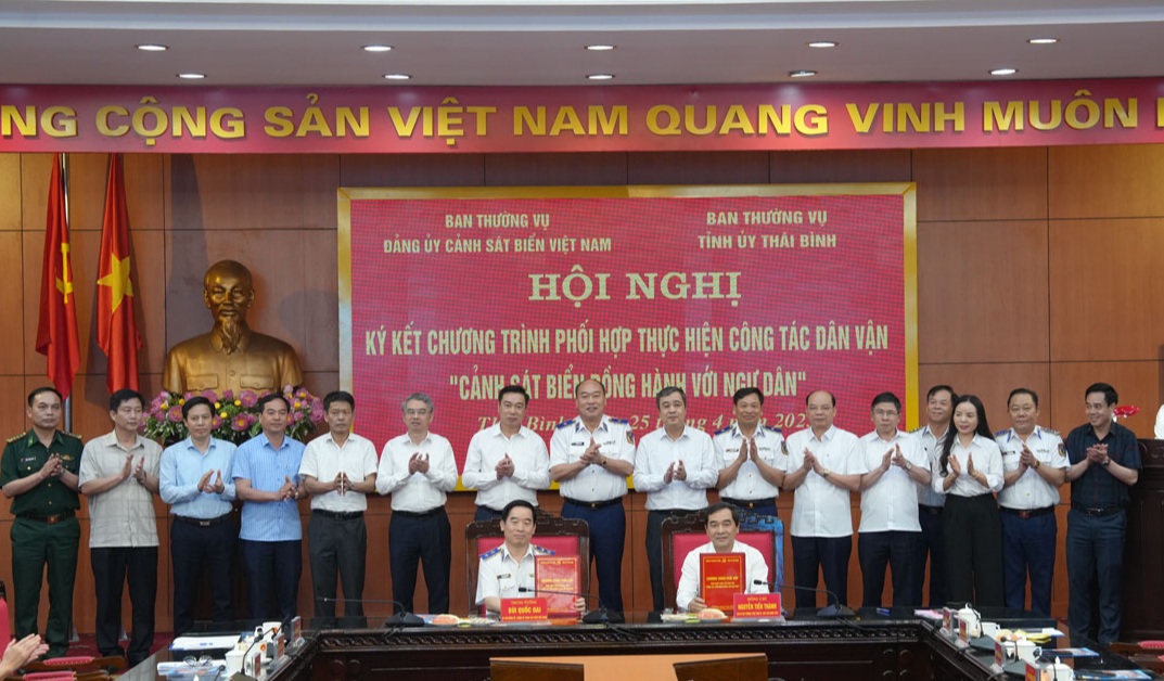 Ký kết chương trình phối hợp Cảnh sát biển đồng hành với ngư dân - Ảnh 1. Ký kết chương trình phối hợp Cảnh sát biển đồng hành với ngư dân - Ảnh 1.