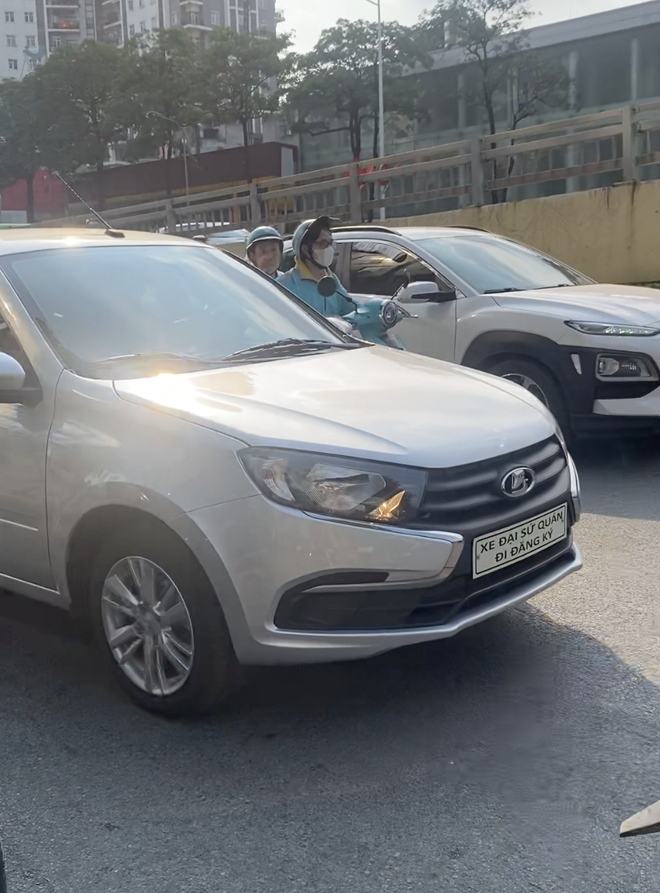 Lada Granta lộ diện trên phố Việt: Thiết kế 'cổ lỗ', thiếu nhiều trang bị, giá dự kiến 360 triệu 1 Lada Granta - Ảnh 1.