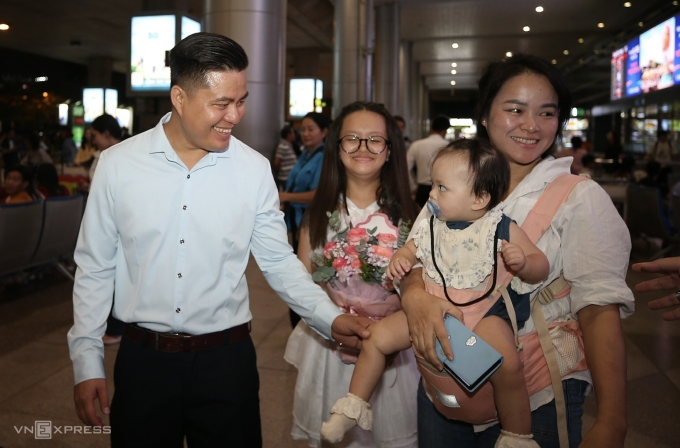 Kỳ thủ Lại Lý Huynh gặp lại vợ con khi vừa về đến sân bay Tân Sơn Nhất, TP HCM tối 28/9. Ảnh: Đức Đồng