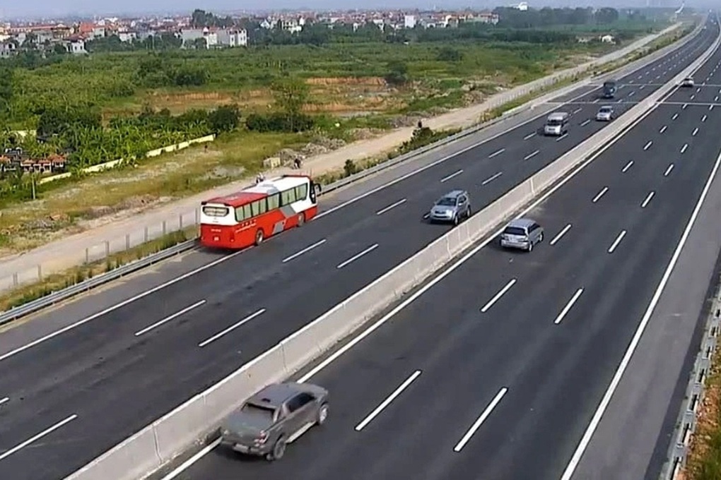 Lái xe nhỏ đi vào đường cao tốc: Tuyệt đối tránh trứng chọi đá - 1