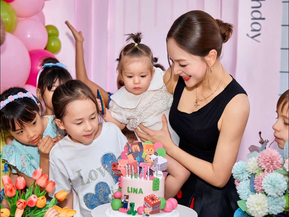 Lan Phương chi 1 tỷ/năm để nuôi con, 2 ái nữ đều học trường quốc tế, được mẹ địu đi du lịch khắp thế giới- Ảnh 1. Lan Phương chi 1 tỷ/năm để nuôi con, 2 ái nữ đều học trường quốc tế, được mẹ địu đi du lịch khắp thế giới- Ảnh 1.