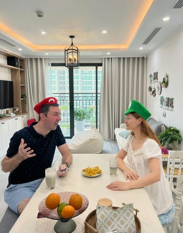 Lan Phương tranh thủ từng phút để chăm 2 con khi đi quay phim, có bảo mẫu theo sát giúp đỡ không còn một mình 5 Lan Phương và chồng Tây từng chia sẻ nhiều khoảnh khắc hạnh phúc trên mạng xã hội.