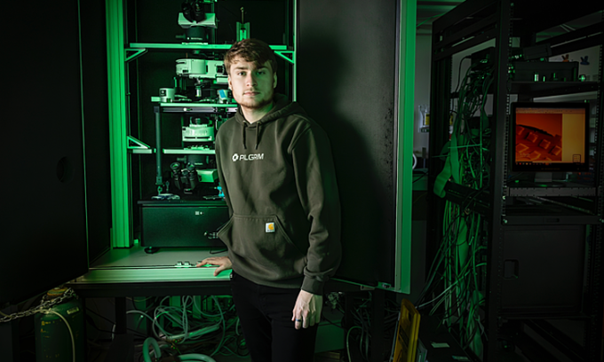 Làn sóng khởi nghiệp ở độ tuổi 20 thời AI 2 Người sáng lập Jake Adler trong phòng thí nghiệm của startup Pilgrim tại California. Ảnh: Pilgrim