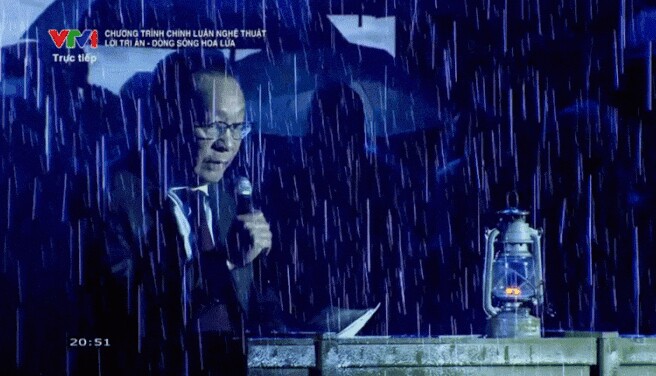 Lần "tái xuất" gây xúc động của MC Lại Văn Sâm 1 Nhà báo Lại Văn Sâm ngồi dẫn chương trình giữa cơn mưa.