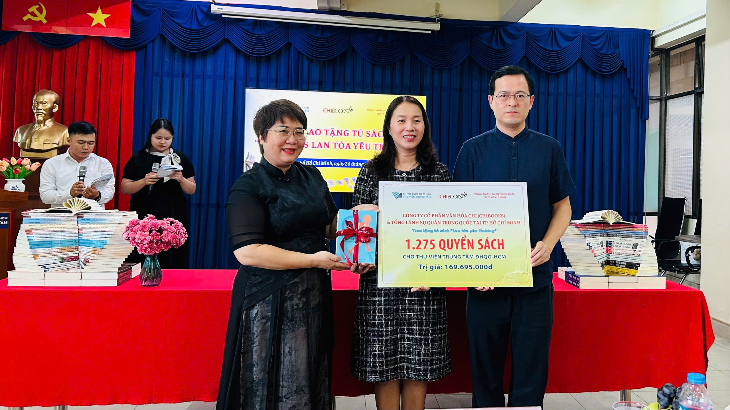 'Lan tỏa yêu thương' cùng tủ sách do Chibooks và Tổng lãnh sự quán Trung Quốc trao tặng 1 'Lan tỏa yêu thương' cùng tủ sách do Chibooks cùng Tổng lãnh sự quán Trung Quốc trao tặng - Ảnh 3.