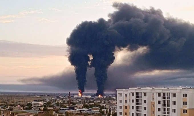 Đám cháy bốc lên tại cảng dầu của Nga ở Feodosia trên bán đảo Crimea hồi tháng 10/2024. Ảnh: X/Noelreports