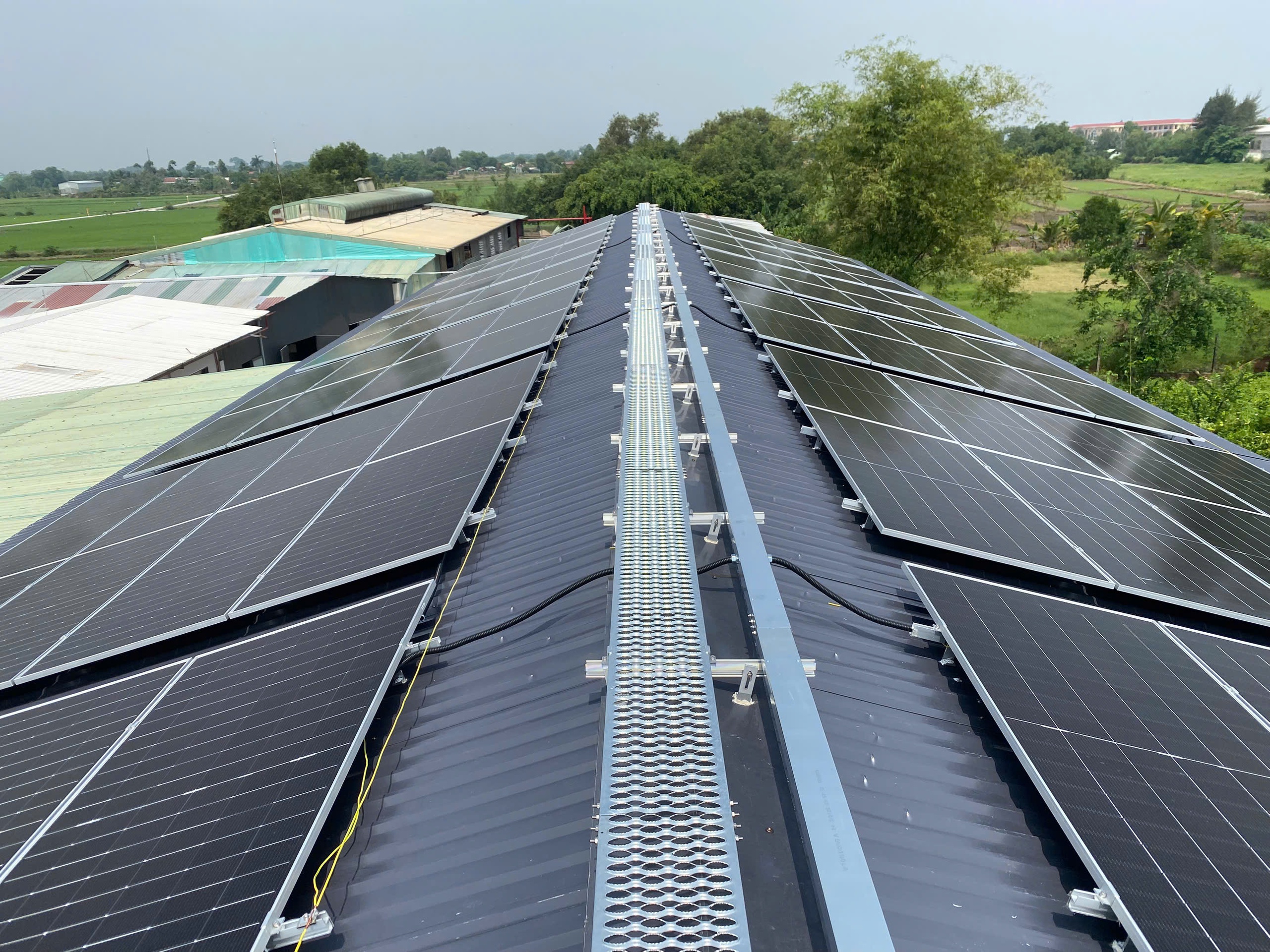 Thủ tục lắp điện mặt trời mái nhà: Cần gỡ rào cản hành chính - Ảnh 1. Thủ tục lắp điện mặt trời mái nhà: Cần gỡ rào cản hành chính - Ảnh 1.