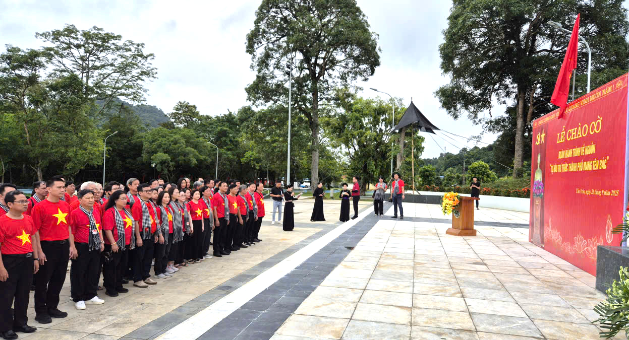 Lễ chào cờ xúc động của đại biểu trí thức TP.HCM ở Tân Trào - Ảnh 1.
