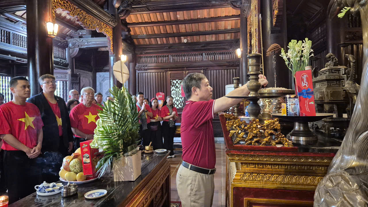 Lễ chào cờ xúc động của đại biểu trí thức TP.HCM ở Tân Trào - Ảnh 2.