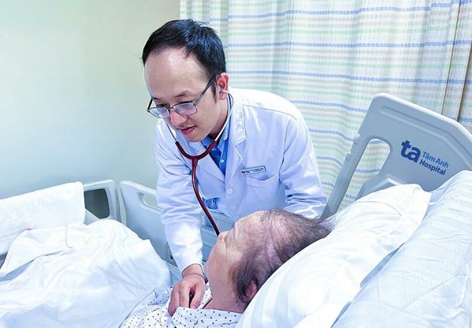 Bác sĩ Tuấn khám cho bệnh nhân trước lúc xuất viện. Ảnh: Hạ Vũ