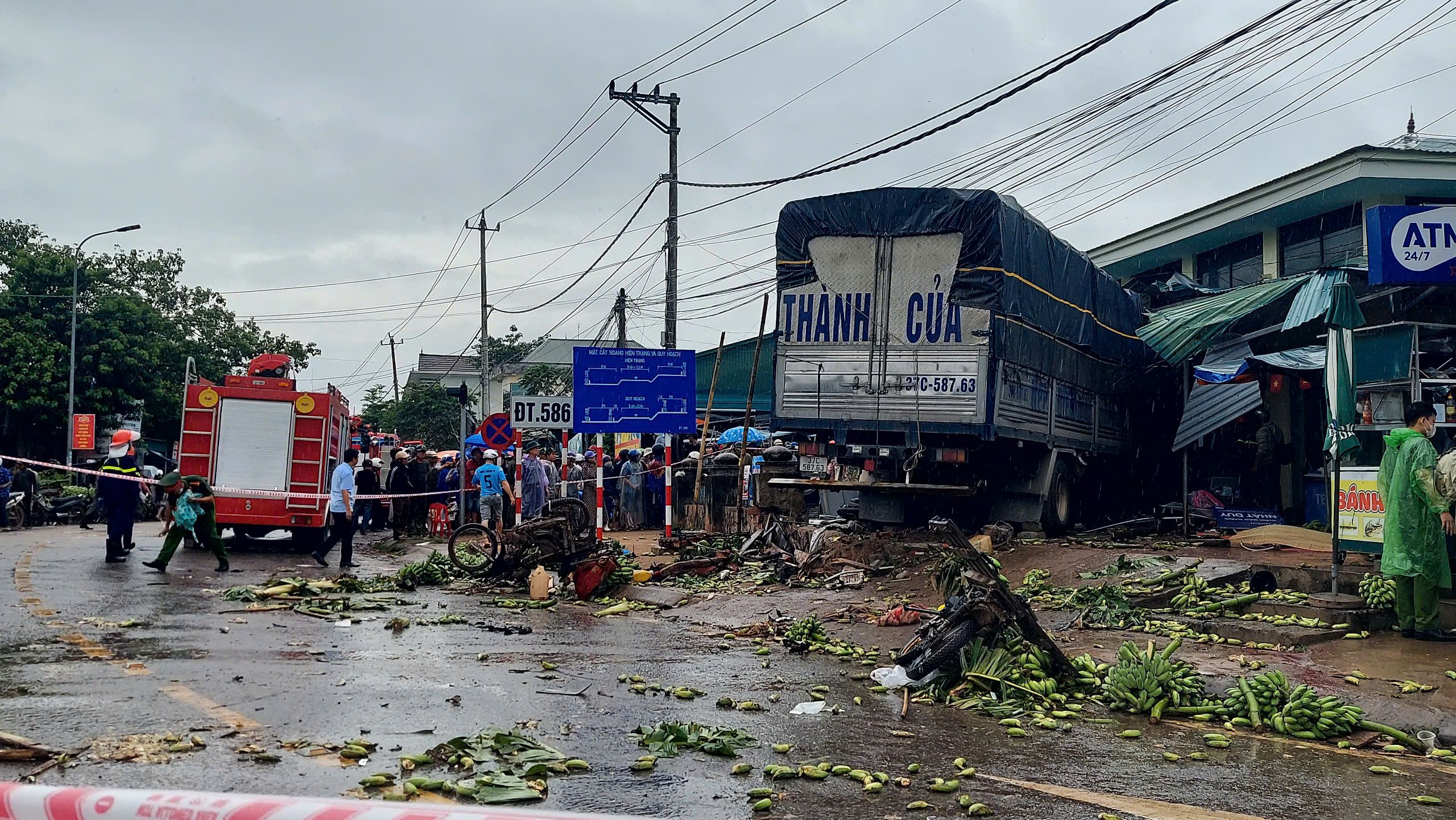 Vụ xe tải lao vào chợ, 3 người chết: Lời khai bất ngờ của tài xế- Ảnh 1. Vụ xe tải lao vào chợ, 3 người chết: Lời khai bất ngờ của tài xế- Ảnh 1.