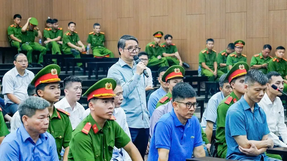 Bị cáo Phạm Thái Hà (cầm mic) tại phiên tòa. Ảnh: Hoàng Huy Phạm Thái Hà Văn phòng Quốc hội Tập đoàn Thuận An.jpg