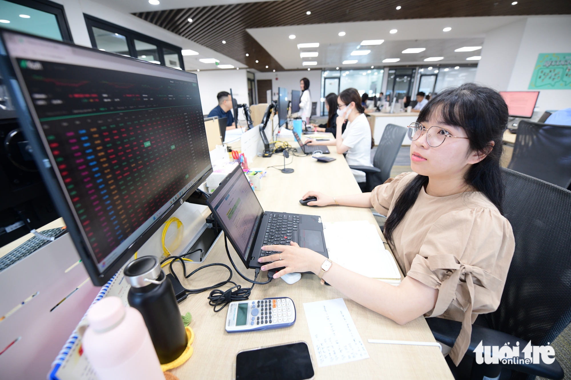 Lợi nhuận bùng nổ, nhà đầu tư chứng khoán vẫn nơm nớp 'sóng ngầm'- Ảnh 1. Lợi nhuận bùng nổ, nhà đầu tư chứng khoán vẫn nơm nớp 'sóng ngầm'- Ảnh 1.