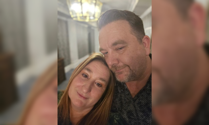 Vợ chồng Jeannine và Steve Van Ysseldyk ở British Columbia, Canada. Ảnh: WP