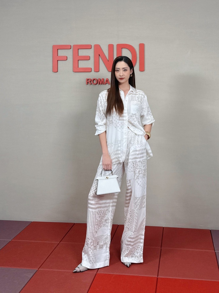 Hoa hậu Lương Thùy Linh gây chú ý khi xuất hiện tại Fendi Fashion Show thuộc Milan Fashion Week 2025 – một trong những tuần lễ thời trang danh giá bậc nhất thế giới. Đặc biệt, Lương Thùy Linh là đại diện duy nhất đến từ Việt Nam nhận được lời mời tham dự trực tiếp từ nhà mốt Fendi.