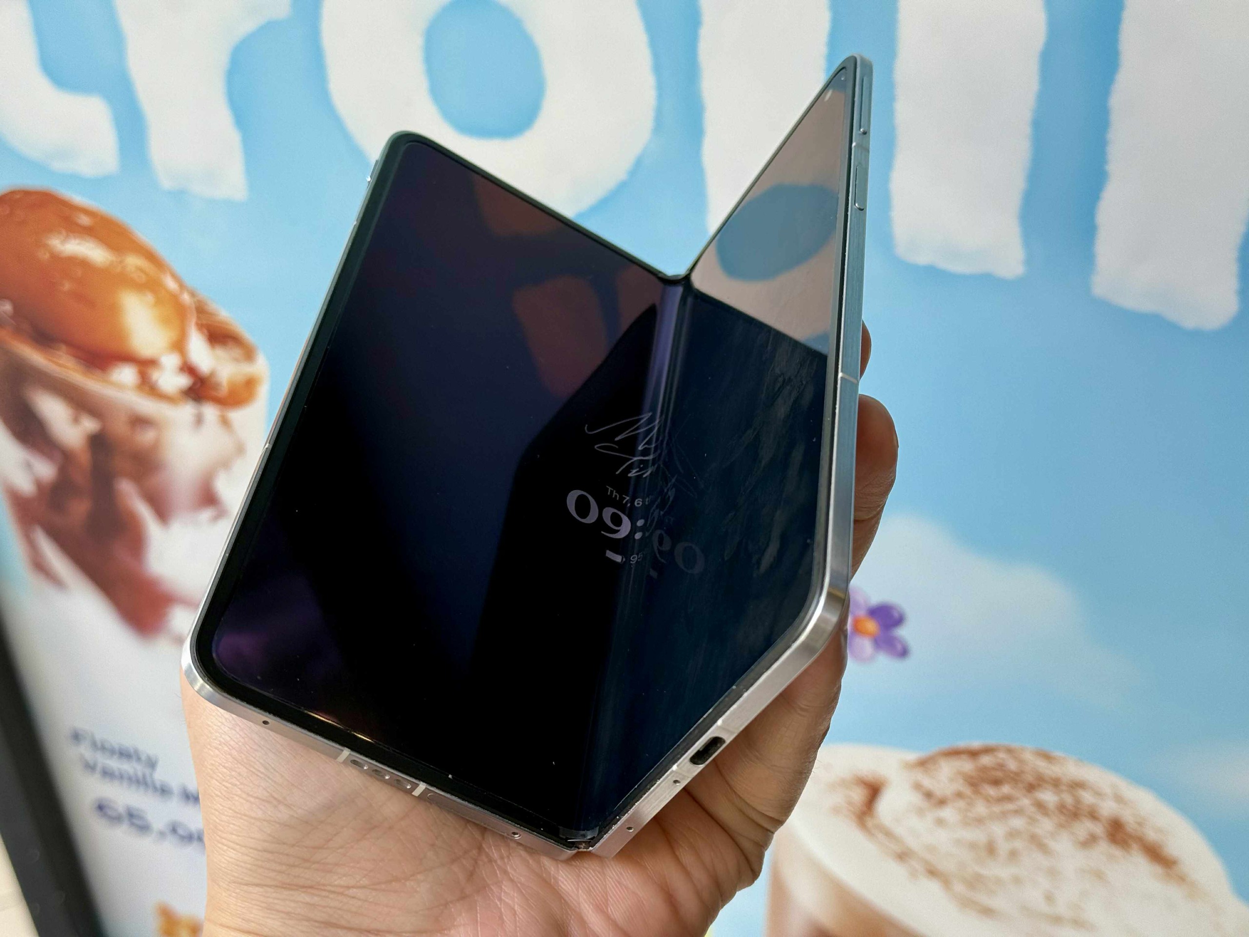 Lý do điện thoại gập ngang 'hút khách' hơn dạng vỏ sò - Ảnh 1. Lý do điện thoại gập ngang 'hút khách' hơn dạng vỏ sò - Ảnh 1.