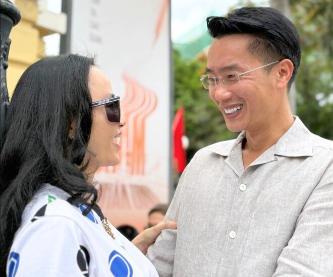 MC Hoa Thanh Tùng dạo phố cùng bà xã.