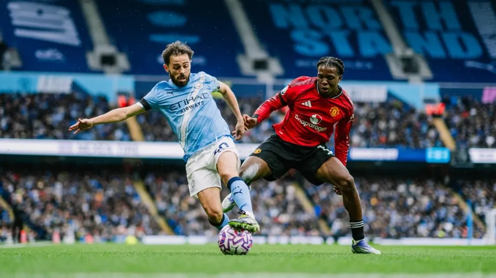 Hàng thủ lỏng lẻo, rất khó cho MU có thể bảo vệ mành lưới trước các tiền đạo của Chelsea, với tâm điểm Garnacho đối đầu với đội bóng cũ. Ảnh: EPL Tâm điểm Garnacho,MU