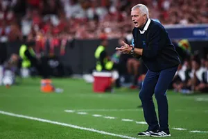 'Tôi đã ném giày vào Mourinho khiến ông ấy tái mặt'