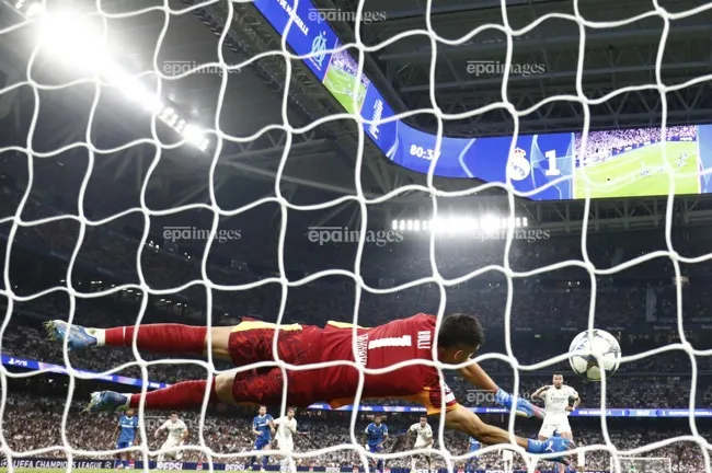 Tiền đạo Mbappe lập cú đúp cho Real đều trên chấm phạt đền 11 mét. Ảnh: EPA. Mbappe lập cú đúp