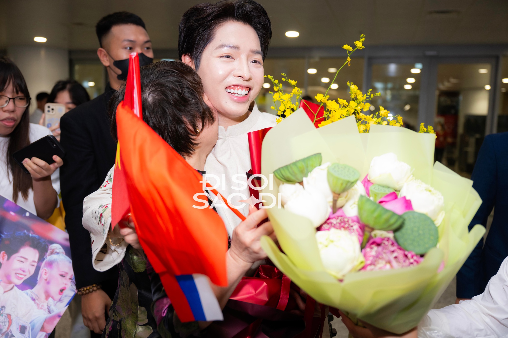 Mẹ Đức Phúc lên tiếng về tranh cãi của con trai- Ảnh 1. Mẹ Đức Phúc lên tiếng về tranh cãi của con trai- Ảnh 1.