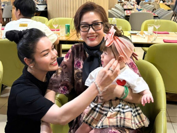 Mẹ chồng cũ của Nhật Kim Anh gửi quà quê từ Cần Thơ lên, bé Julia là cháu nội cưng dù không cùng huyết thống 13 Nhật Kim Anh bế con gái về Cần Thơ thăm bố mẹ chồng cũ, bạn gái mới của doanh nhân Bửu Lộc cũng có mặt