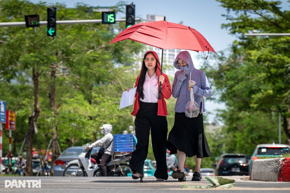 Miền Bắc nắng nóng, Biển Đông có thể đón bão - 1