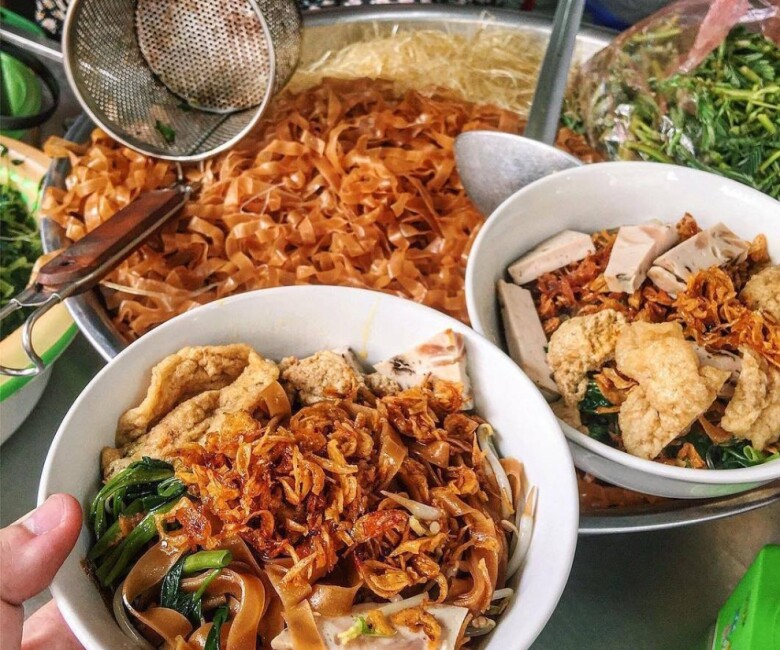 Bánh đa cua Hải Phòng được làm từ nguyên liệu chính là cua đồng tươi ngon hòa quyện cùng bánh đa dai dai và nhiều loại rau xanh theo mùa khác nhau. Thêm topping là giò, chả lá lốt, tôm mang đến một bát bánh đa nhiều màu sắc vô cùng hấp dẫn.