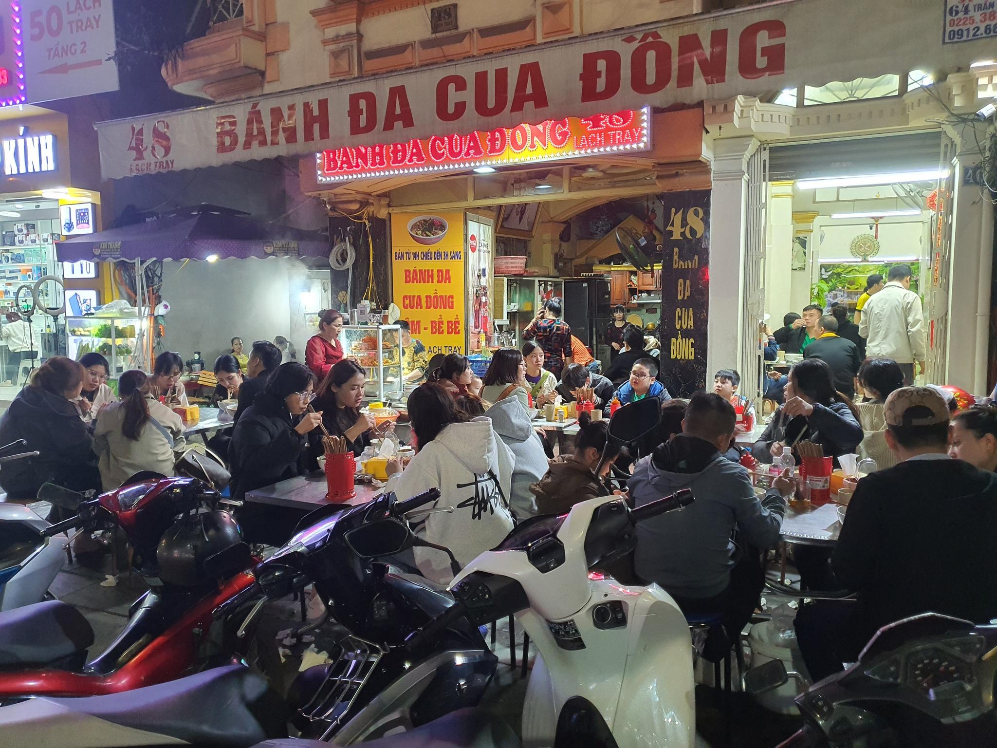 Quán có tuổi đời hơn chục năm, mở từ 14h đến 3 giờ sáng, giá trung bình khoảng 50.000 đồng/phần.