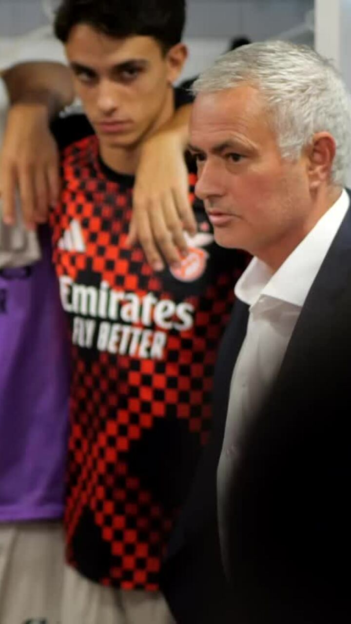 Mourinho phát biểu trong phòng thay đồ Benfica