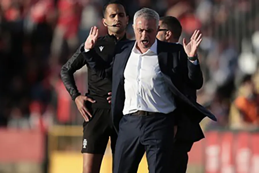 HLV Jose Mourinho gây ra tranh cãi chỉ sau 2 trận dẫn dắt Benfica sau trận hòa Rio Ave 1-1. ẢNH: EPA Mourinho gây ra tranh cãi chỉ sau 2 trận dẫn dắt Benfica,MOURINHO,BENFICA