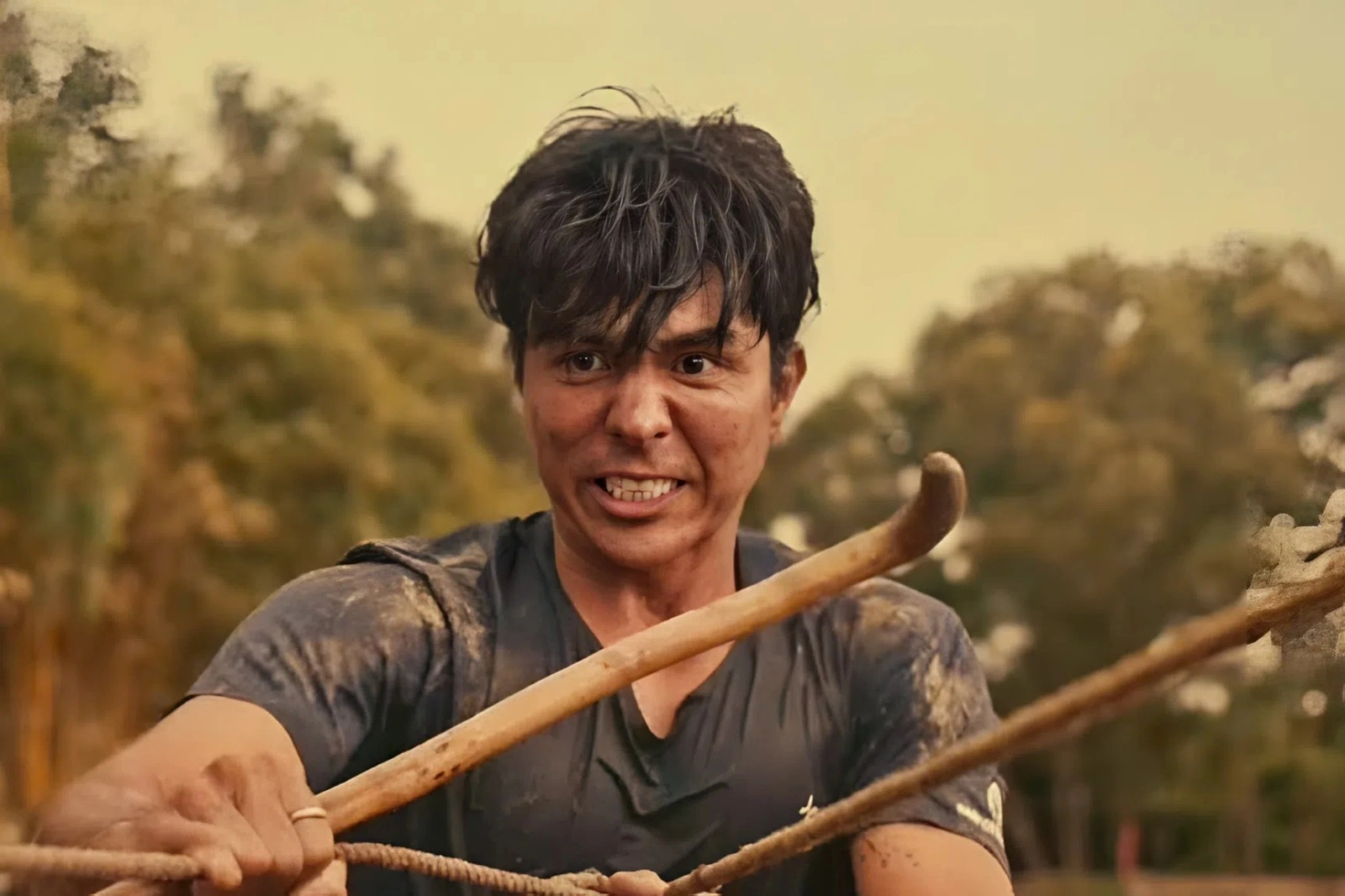 Hình ảnh khác lạ của Steven Nguyễn trong dự án mới Trại Buôn Người.