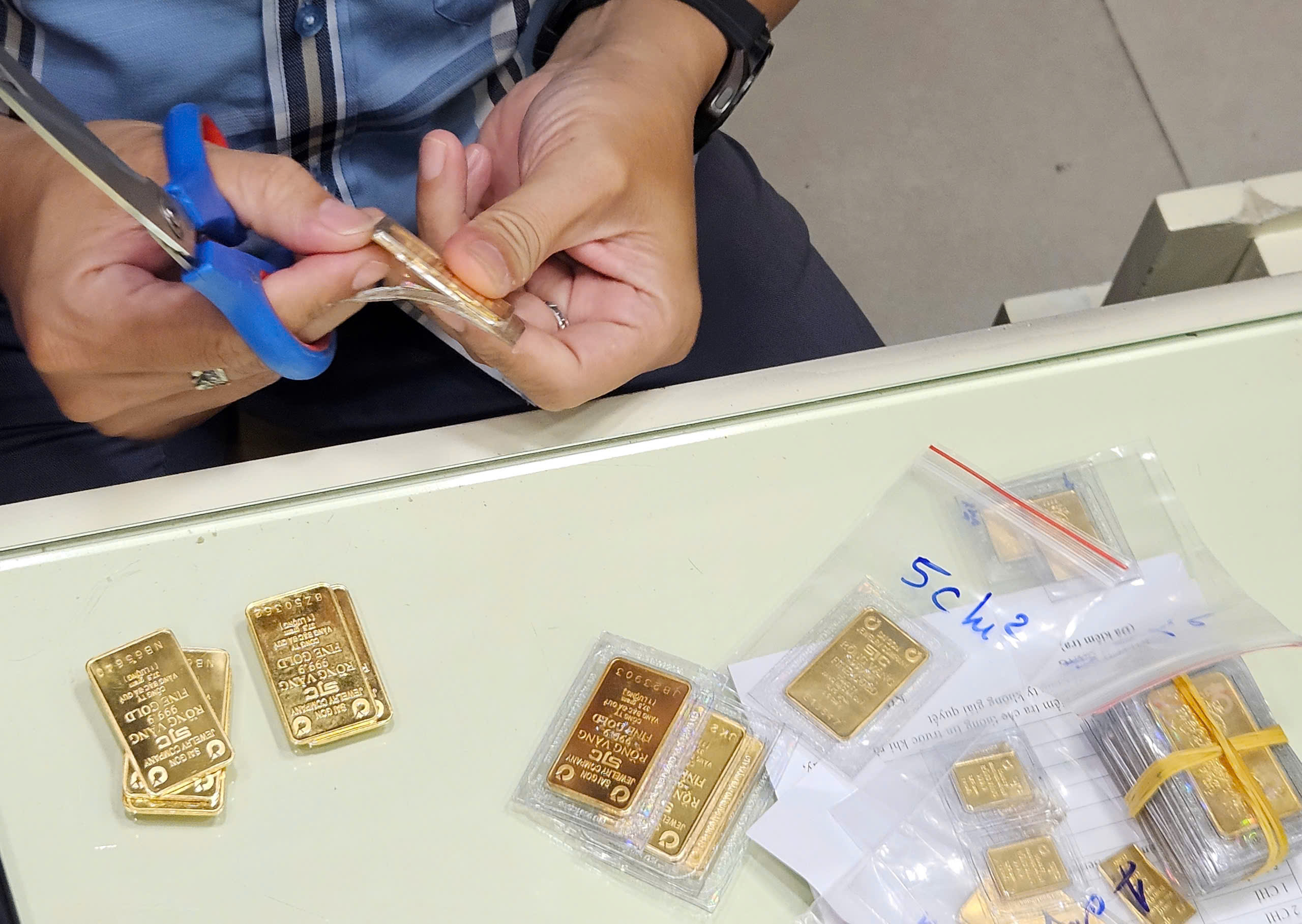 Đánh thuế giao dịch vàng: Mua bán vàng cưới có thuộc diện chịu thuế không? - Ảnh 2. Đánh thuế giao dịch vàng: Mua bán vàng cưới có thuộc diện chịu thuế không? - Ảnh 2.