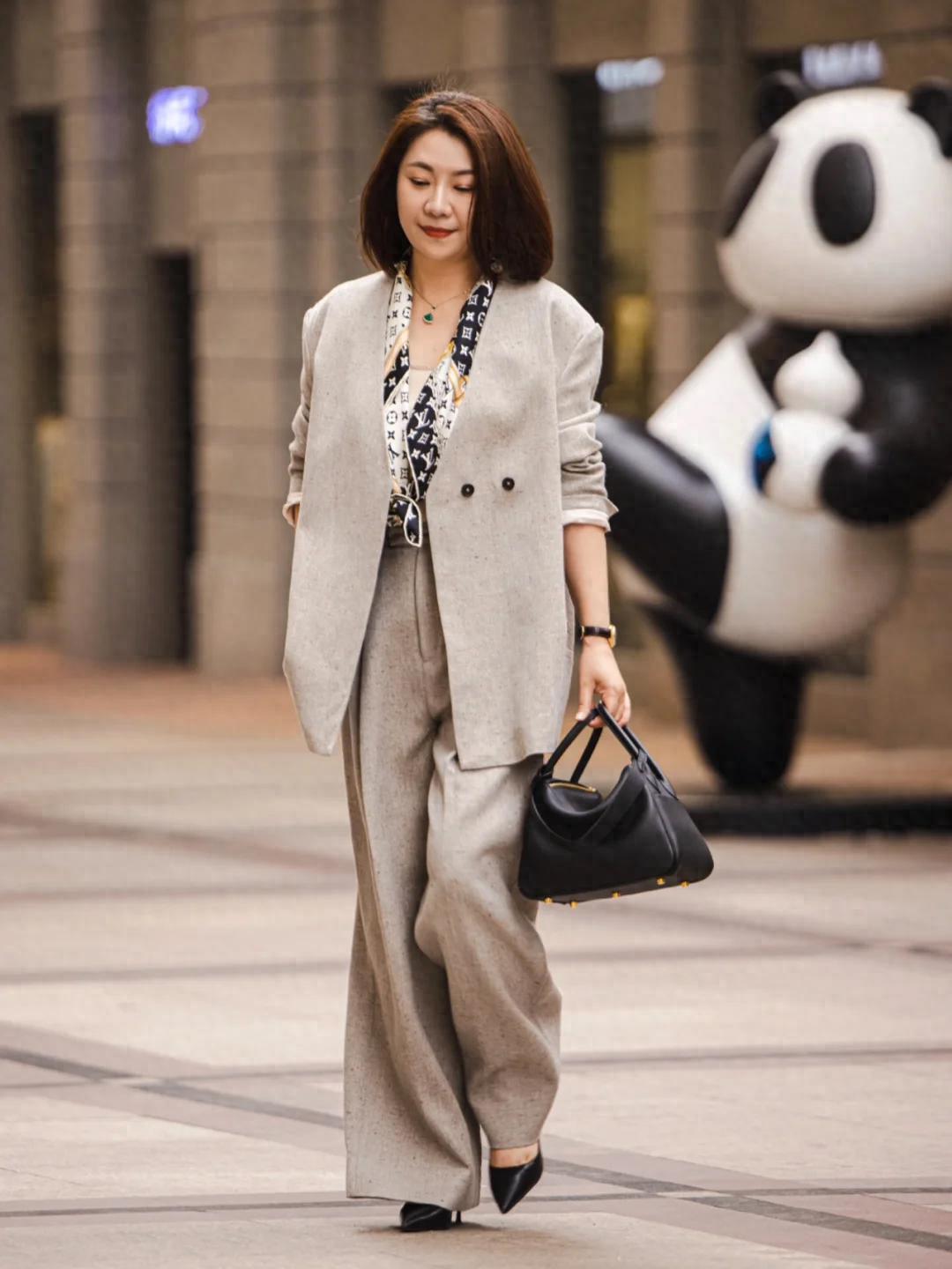 Mùa thu này, phụ nữ U40 chỉ cần style tối giản là đủ toát khí chất thượng lưu - Ảnh 1.