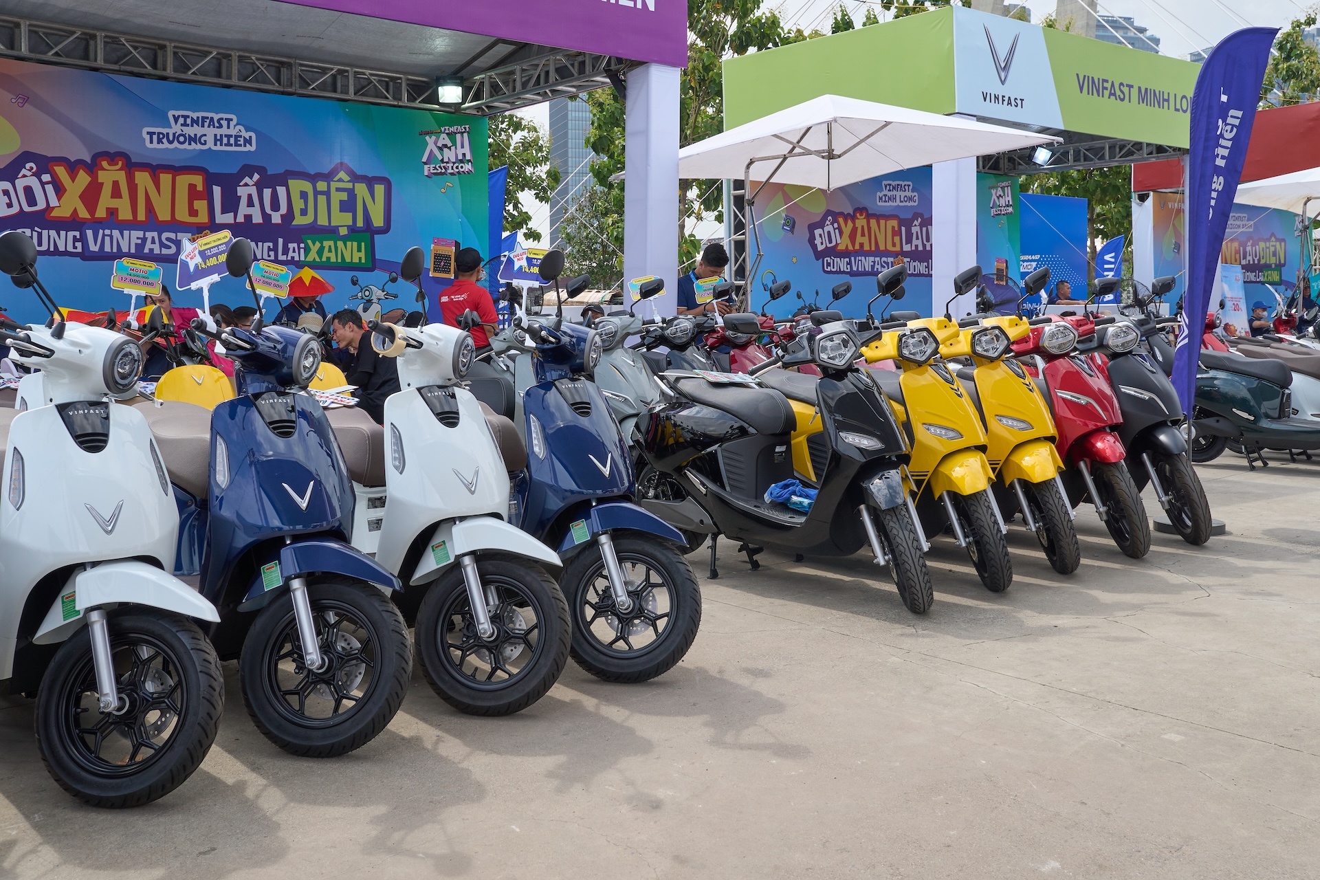 Mua xe máy cho con đi học, chọn xe xăng 50cc hay xe điện VinFast? 1 Mua xe máy cho con đi học, nên chọn xe xăng 50cc hay xe điện VinFast? - Ảnh 1.